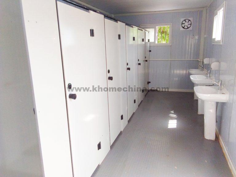 Container ablution block without interior step